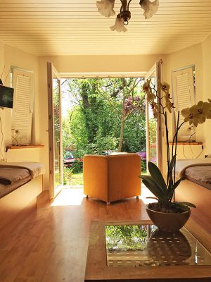 Zimmer I, lichtdurchflutet mit Gartenblick